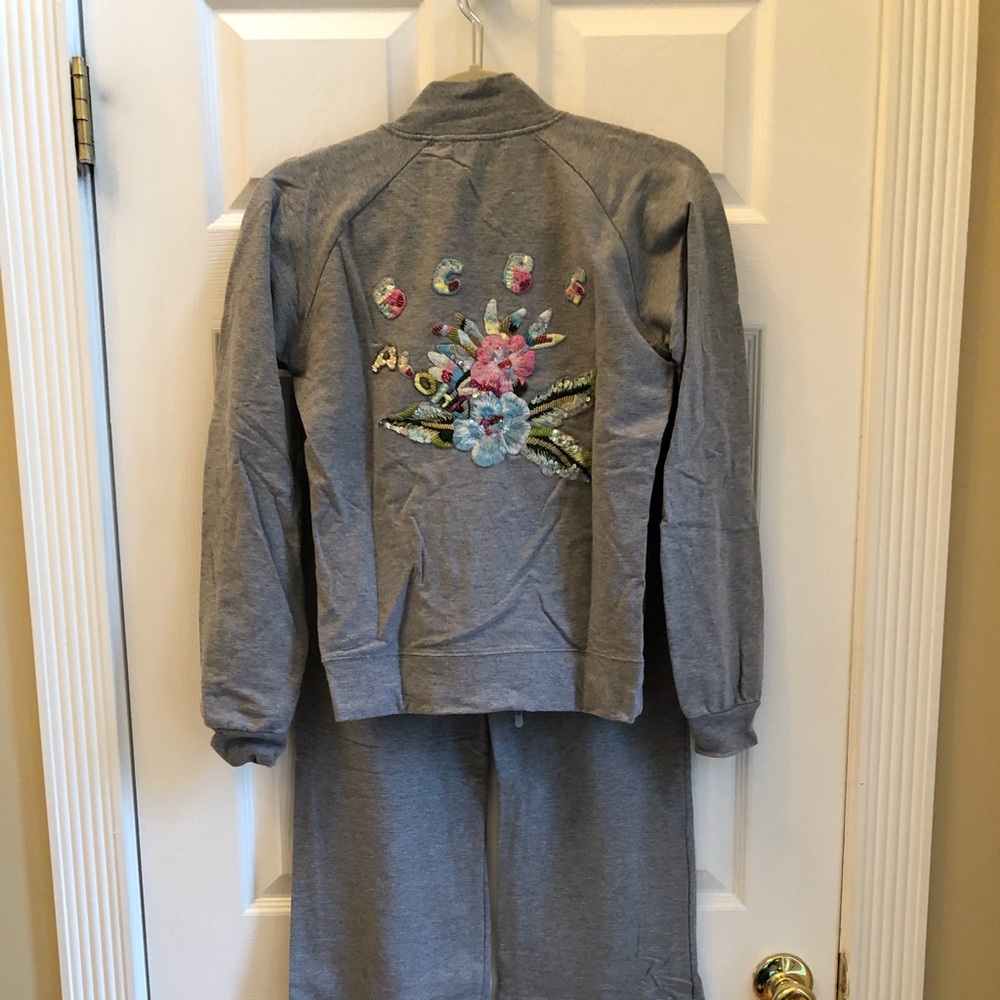 Women’s/Juniors BCBG sweatsuit